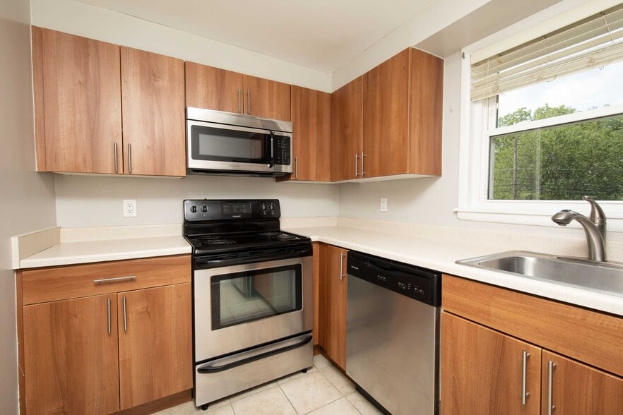 Building Photo - Oak Gardens Apartments