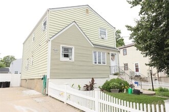 Building Photo - 89 4th Ave