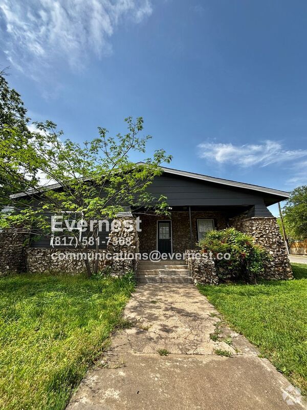 Building Photo - 2923 Azle Ave