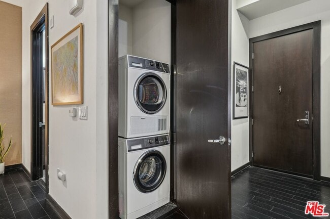 Building Photo - 655 S Hope St