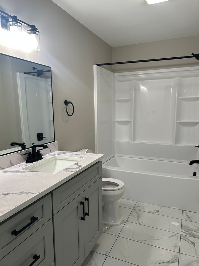 Building Photo - 5/3 Home Available Now!