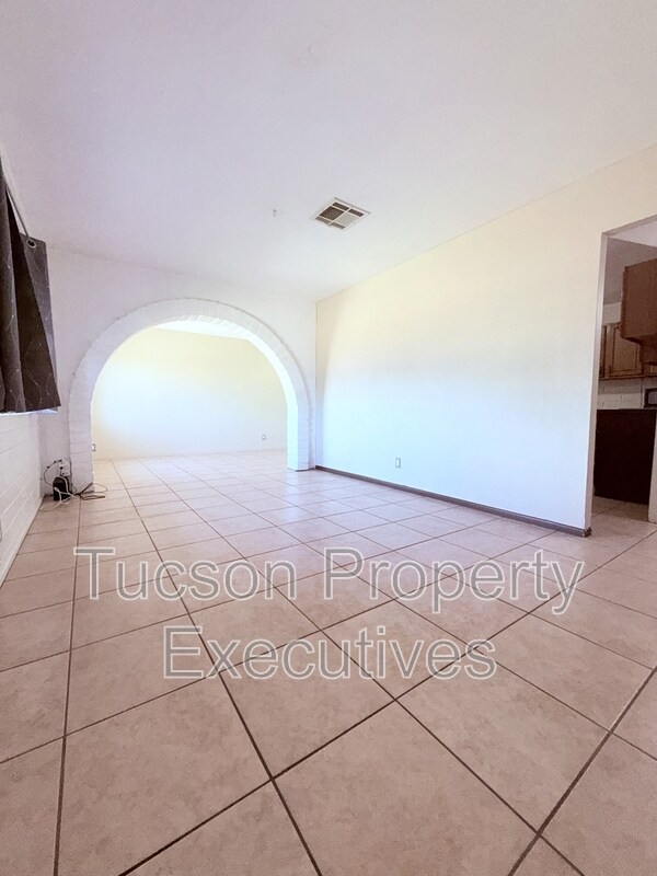 Building Photo - 3626 E Sylvane St