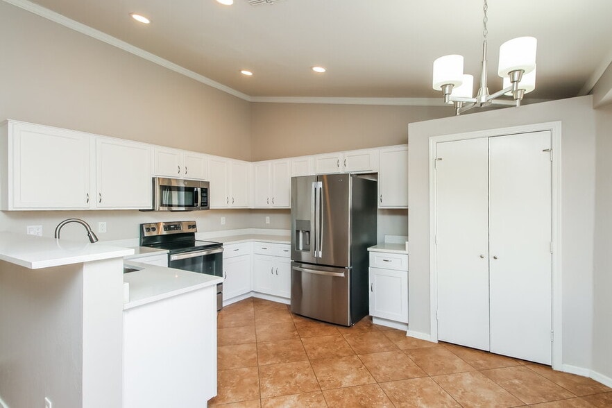 Building Photo - 986 S Wanda Dr