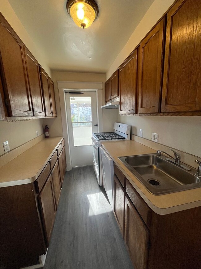 Building Photo - 113 E Spring St