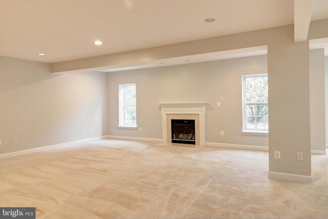Building Photo - 2150 Chestnut Ln