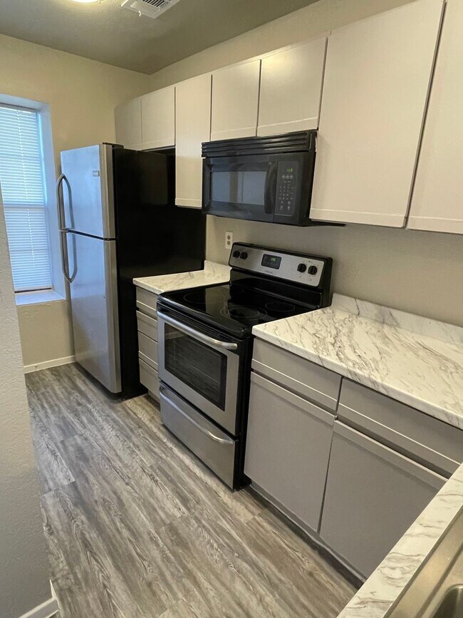 Building Photo - 2 BEDROOM CONDO BY UNT