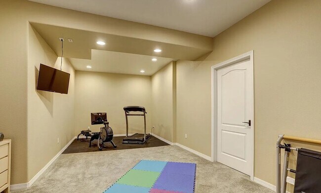 Building Photo - Light-Filled Longmont Gem with Elegant Fin...