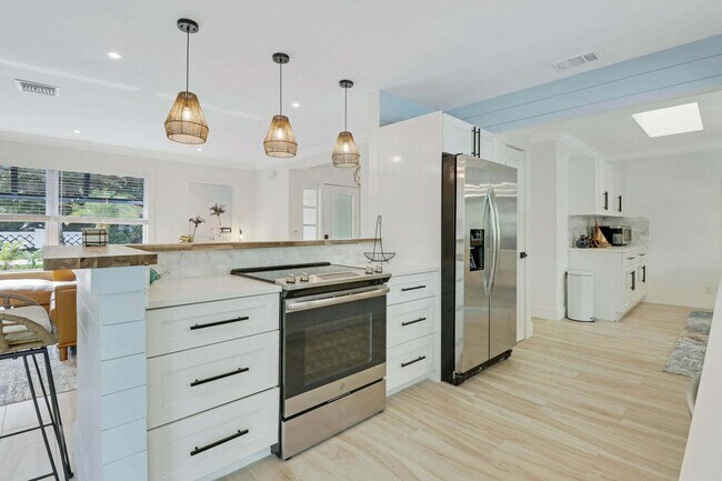 Building Photo - 9 W Riverside Dr