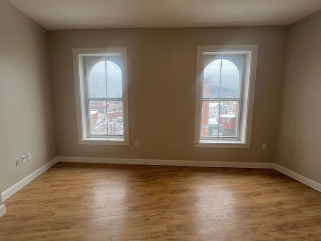 Building Photo - Putnam Winslow– $1,020 – 1 Bathroom Studio, 325 SQ.FT. – UTILITIES INCLUDED, Available Immediately