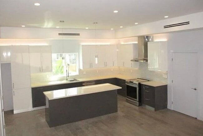 Primary Photo - 6848 Encino Ave