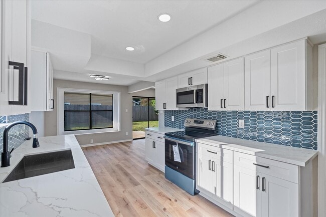 Building Photo - 5811 Fair Forest Dr