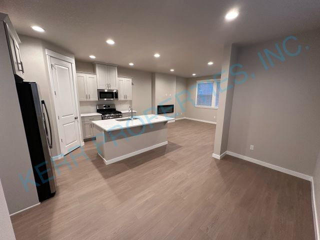 Building Photo - Spacious 3-Bed Townhouse with 2.5 Baths in Charming Happy Valley!