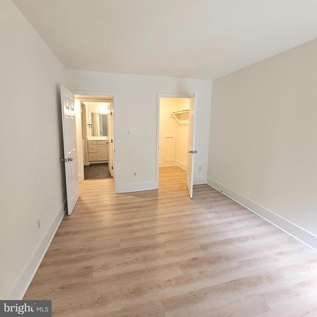 Building Photo - 5821 Royal Ridge Dr