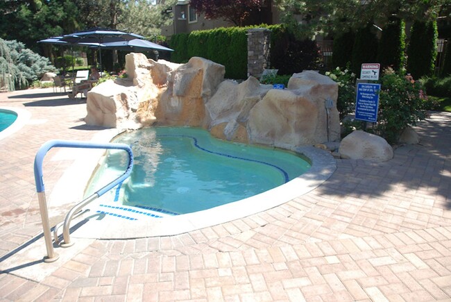 Building Photo - 1 bedroom townhouse in Tanamera