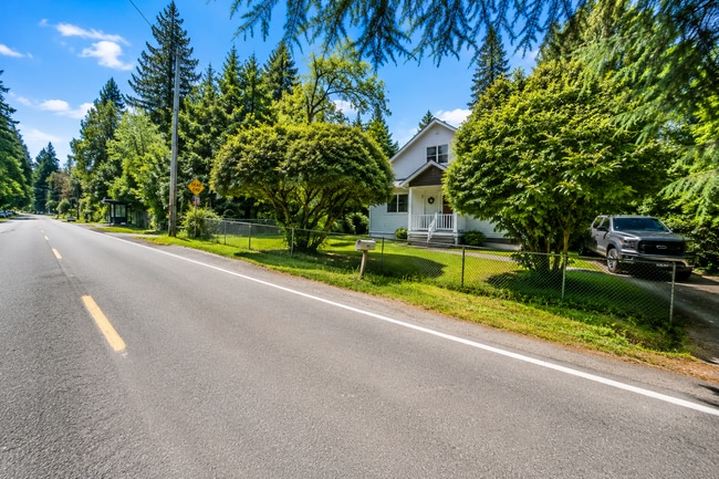 Building Photo - Spacious 4BD/3BA with Fenced Yard & Front Porch in North Seattle!