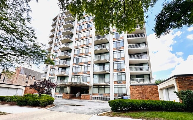 Primary Photo - 3100 S King Dr