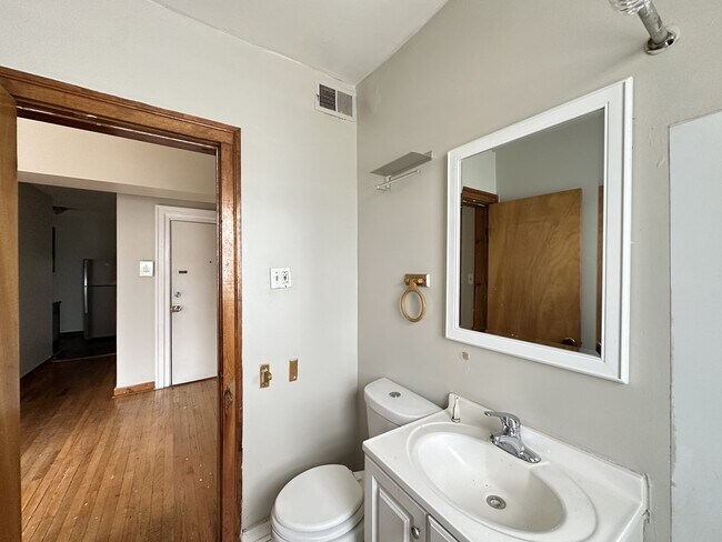 Building Photo - 6710 S Claremont Ave