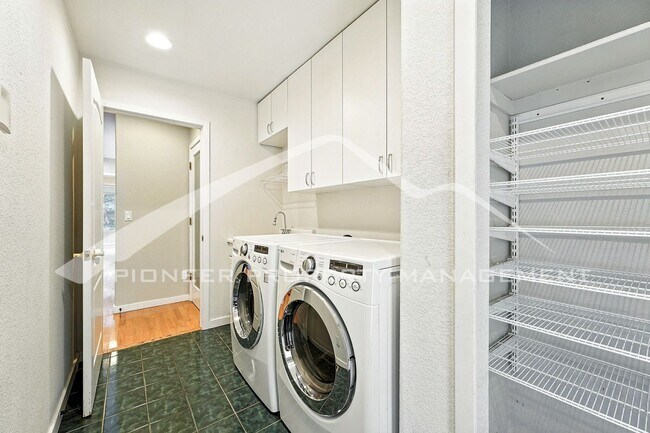 Building Photo - Luxury Meets Location – Impeccable 5BR Hom...