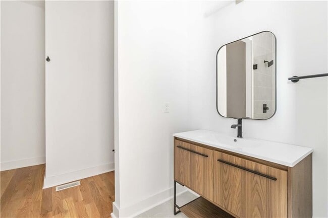 Building Photo - 1554 Columbia Cir