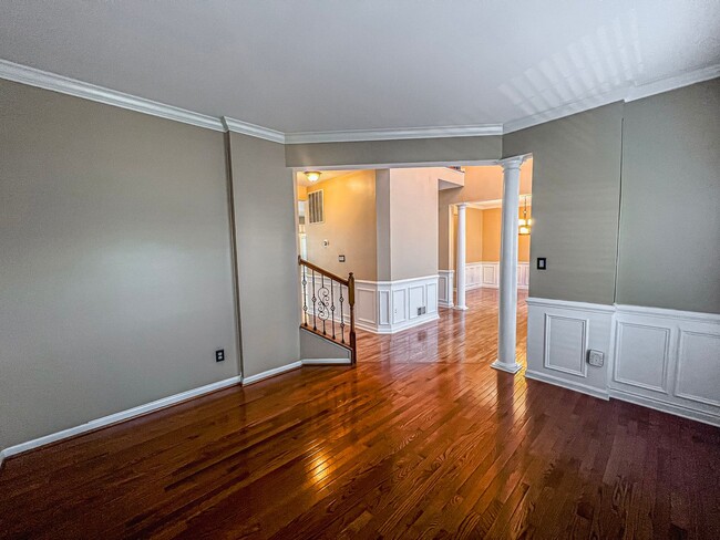 Building Photo - Stunning 4 Bedroom 3 Bathroom Brick Home W...