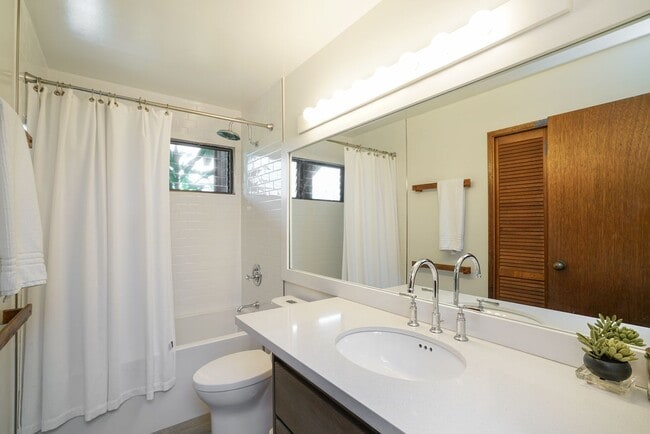 Building Photo - Hawaii Life Presents Mokuleia Beach House 3 bedrooms, 2 full bathrooms, Sleeps 8 - Beautifully bu...