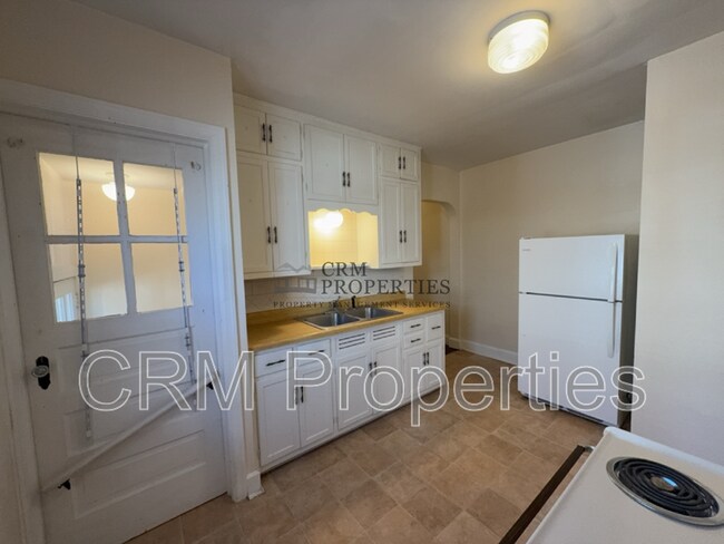 Building Photo - 933 N Linwood Ave