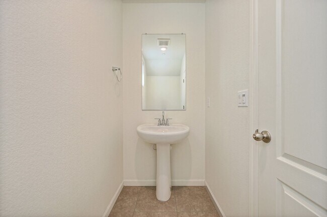 Building Photo - Fully Furnished Mid-term Rental