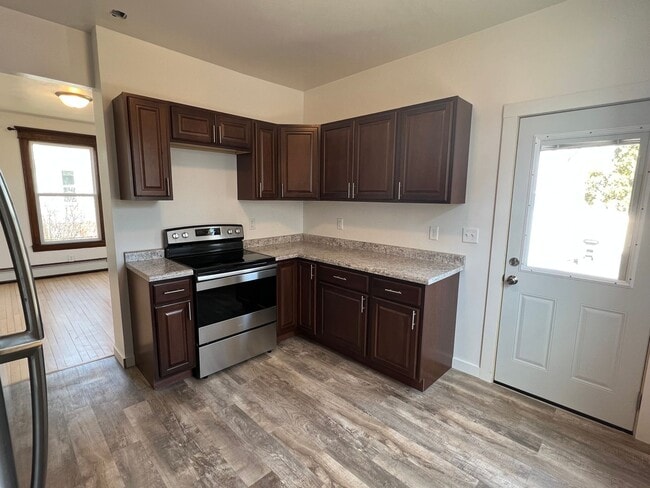 Building Photo - AVAILABLE JUNE - 4 Bed 1.5 Bath Home in Superior