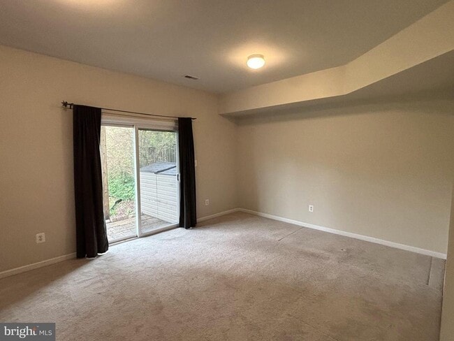 Building Photo - 301 Klee Dr