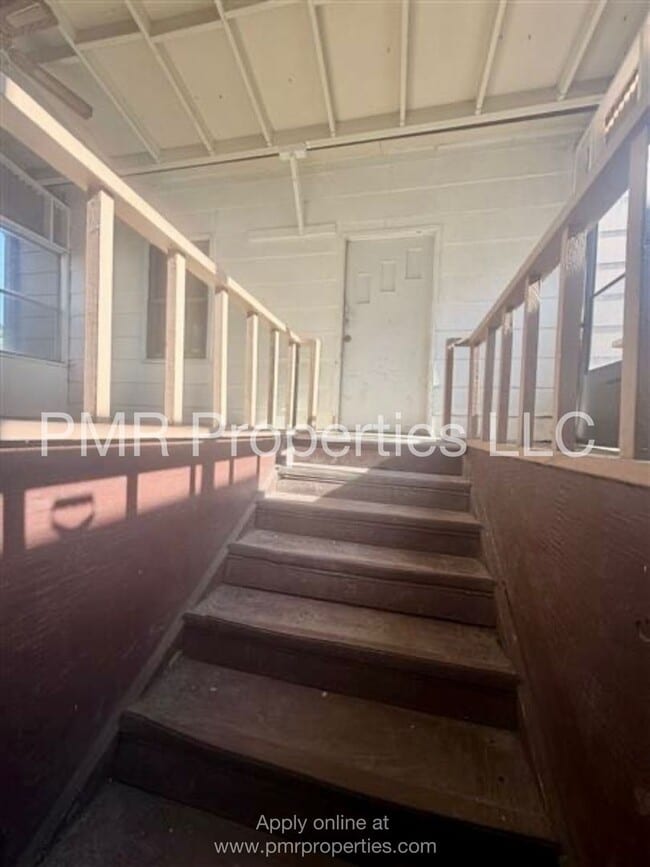 Building Photo - 3 Bedrooms/ 1 Bathroom House