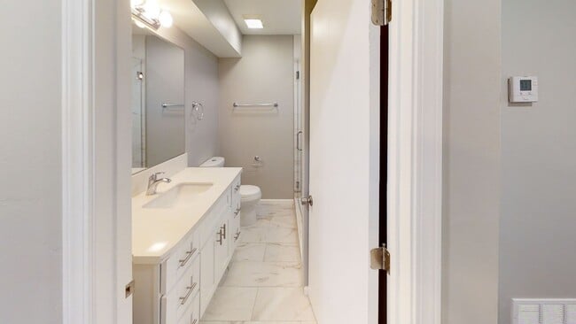 Building Photo - Large Property w/ 2 Kitchens!! (Lease out,...