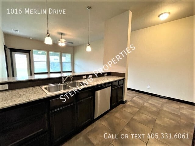 Building Photo - 1016 Merlin Dr