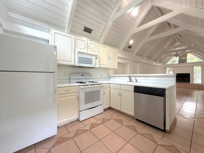 Building Photo - 2/2 Home in College Park with lots of char...