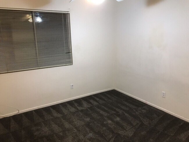 Building Photo - 3 bed 2 bath Camelback & 83rd Ave