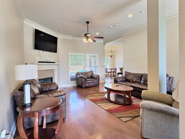 Building Photo - 4 Bed, 2 Full Bath Home w/ In-Ground Pool in Desirable Lake Forest!