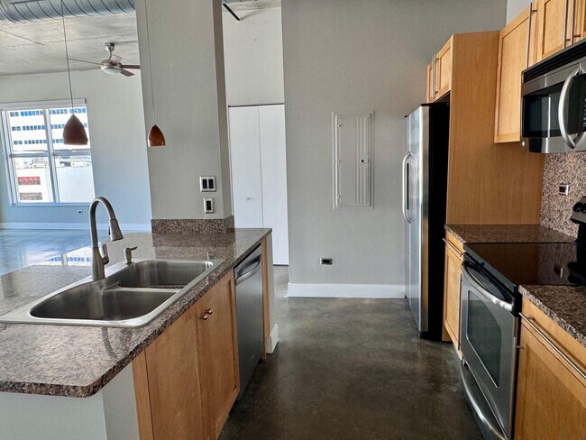 Building Photo - 313 NE 2nd St