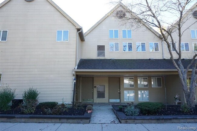 Primary Photo - 27991 Rollcrest Rd
