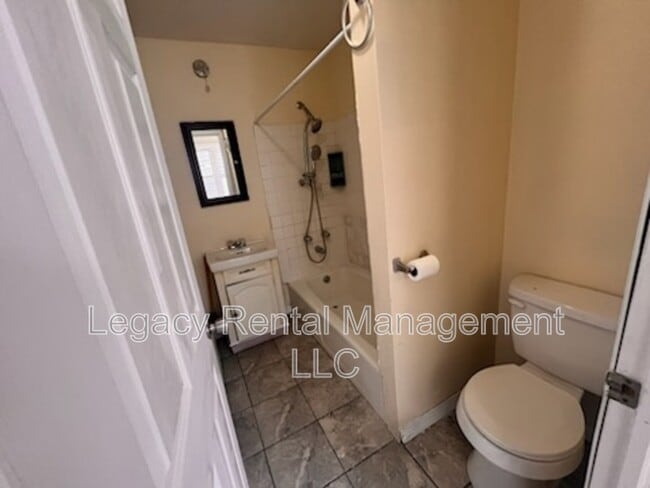 Building Photo - 116 E Broad St