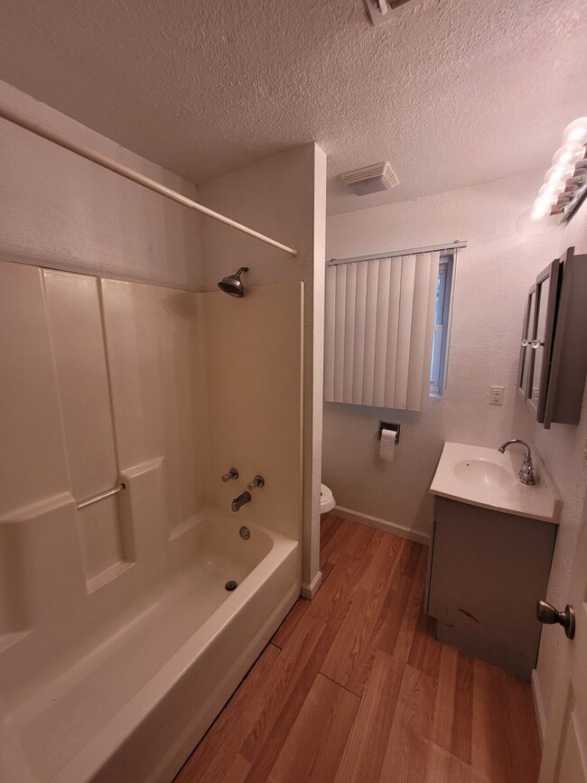 Building Photo - $895 - 2 bedroom/ 2 bathroom - Single Fami...