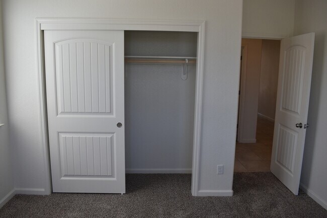 Building Photo - 4457 Jennifer Wy