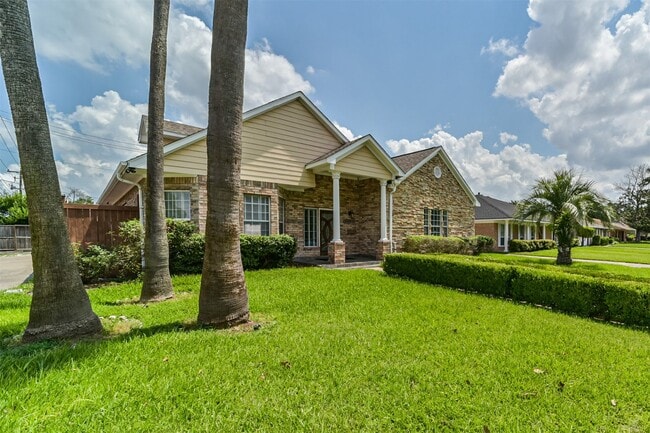 Building Photo - 9660 Fairdale Ln