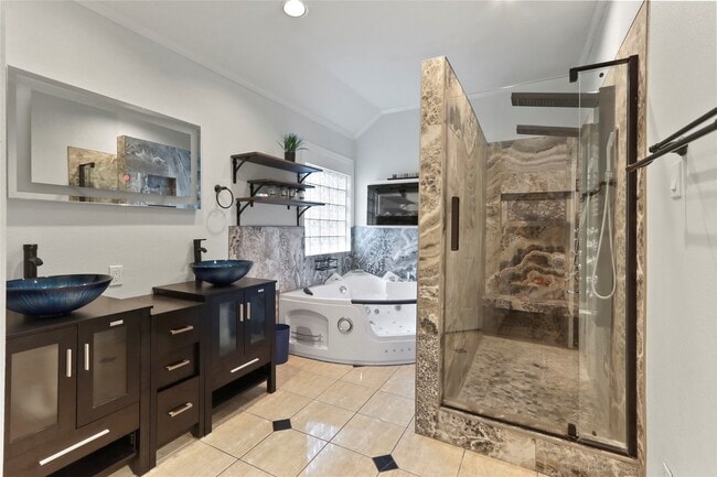 Building Photo - 1813 Oakwood Dr E