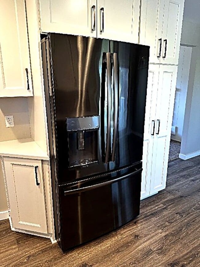Building Photo - Beautifully Updated Two-Story Home in Sandy — Mountain Views & Big Backyard!