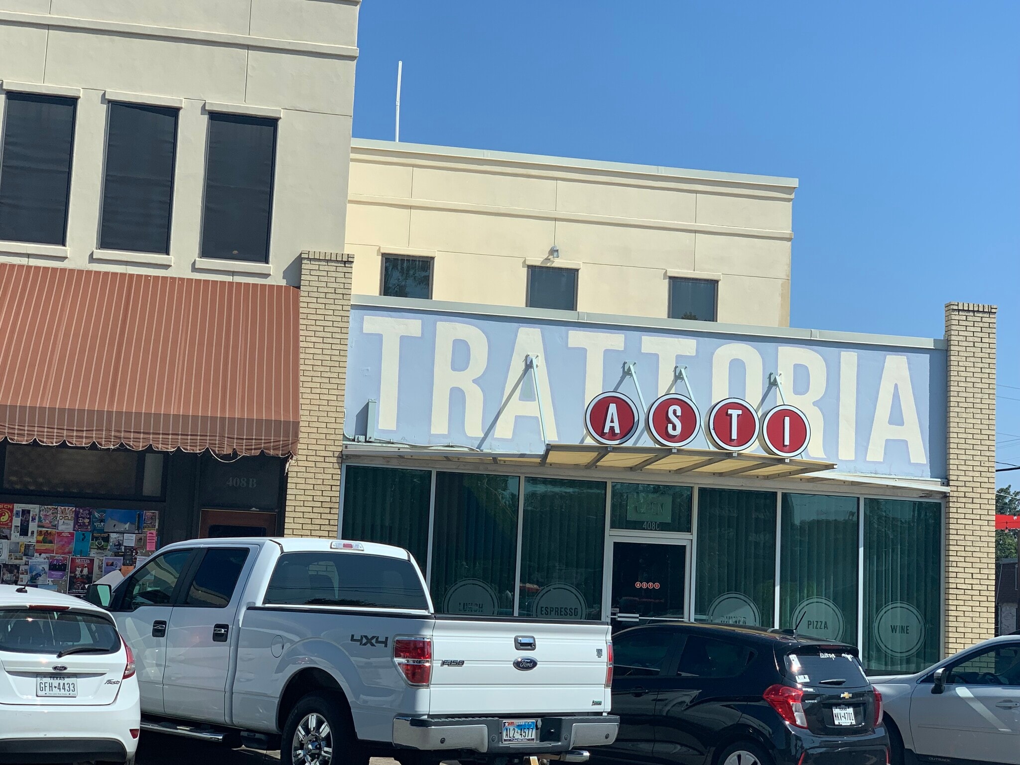 Walk 2 blocks. One bedroom x one bathroom condo. Corner unit. Private. High walk score! - 407 E 45th St #116