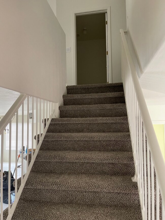 Building Photo - 3 Bed/2.5 Bath 2-Level Home with Loaded Kitchen! Washer/Dryer! Big backyard!