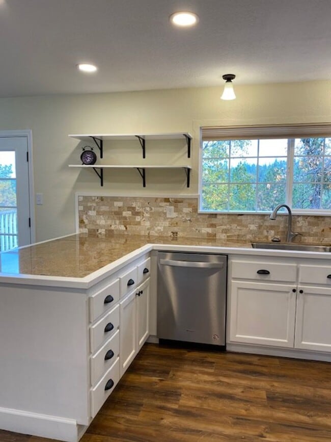 Building Photo - Pine Grove Home
