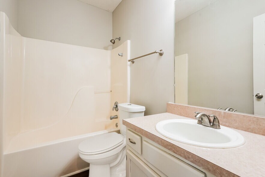 Building Photo - 3134 Creekview Ln