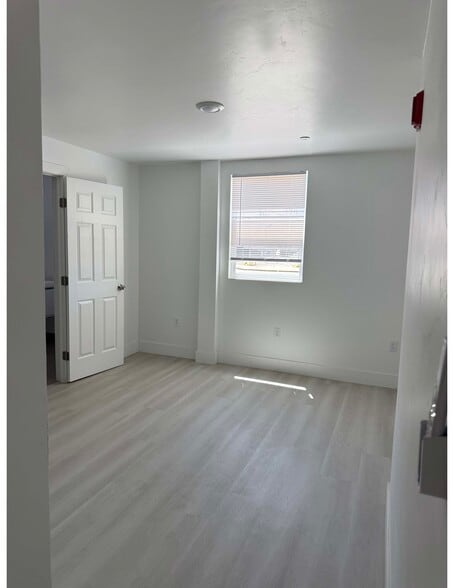 Building Photo - 425 5th St