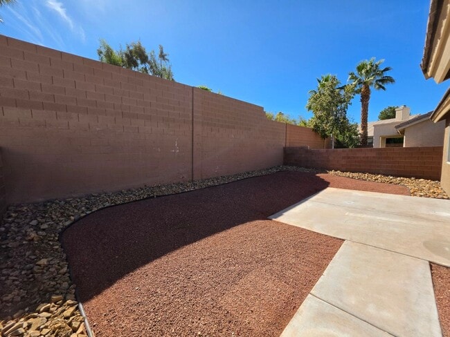 Building Photo - Beautiful Single Story Home