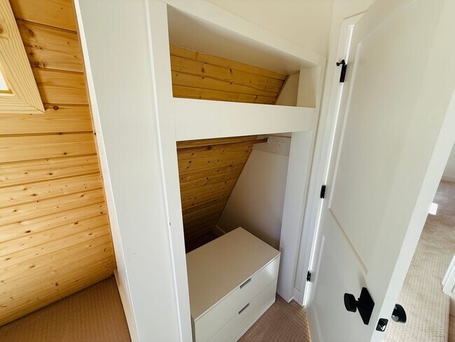 Building Photo - 3 bed 2 bath home for rent in South Lake Tahoe